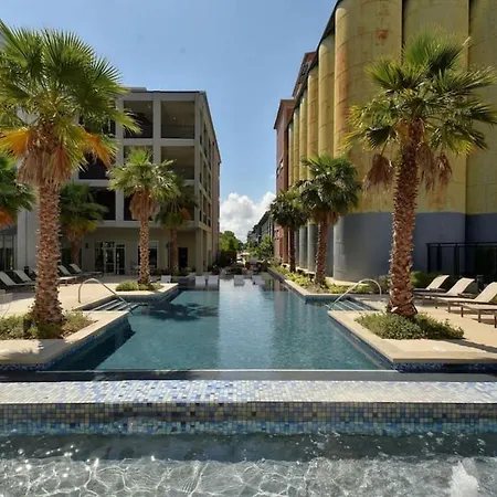 Attractive Cozy Studio Near Downtown Pool Gym